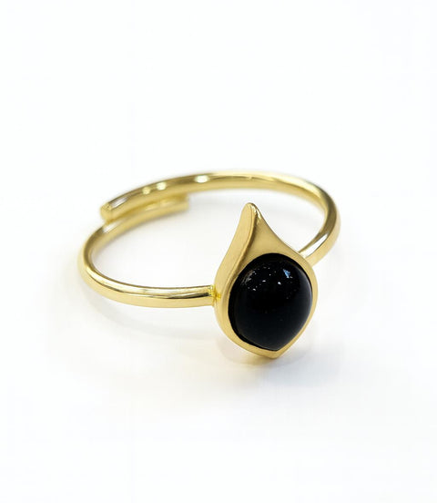 ANILLO DORADO CON PIEDRA NEGRA